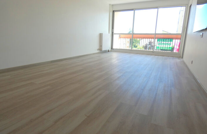 Aurillac beau T3 rénové, ascenseur, garage — photo 2