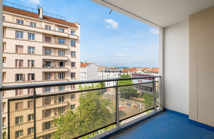 T4 de 96 m2, Charpennes en étage élevé avec vue dégagée — photo 2