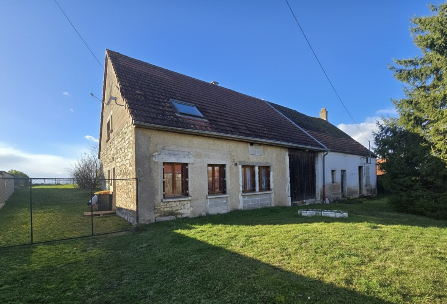 Fermette à rénover gros potentiel avec dépendances à ETEVAUX — photo 1
