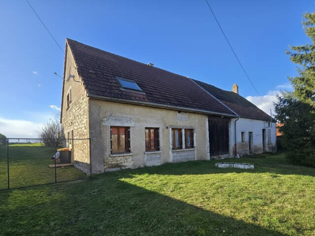 Fermette à rénover gros potentiel avec dépendances à ETEVAUX — photo du bien