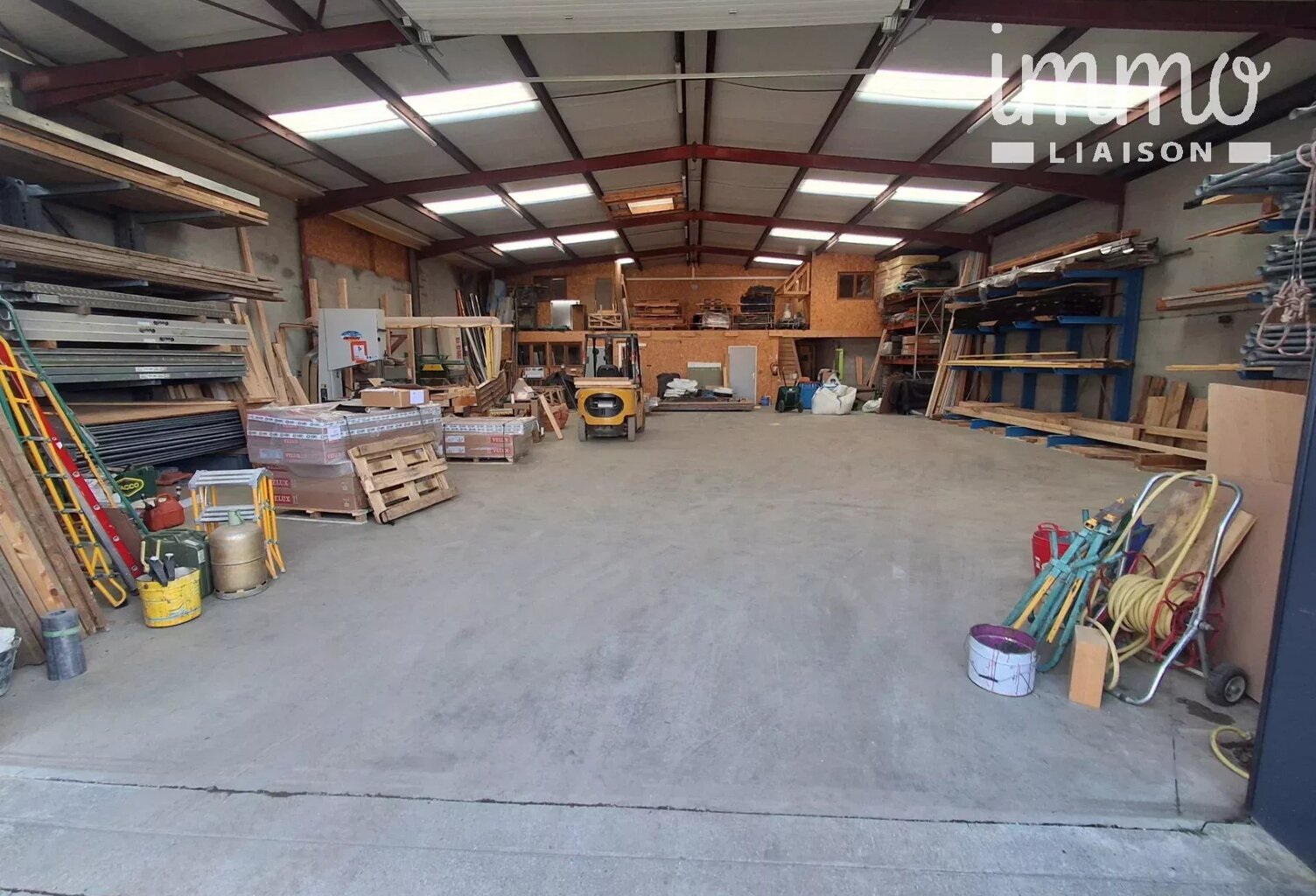 Entrepôt de 400 m2 au sol avec mezzanine — photo 1