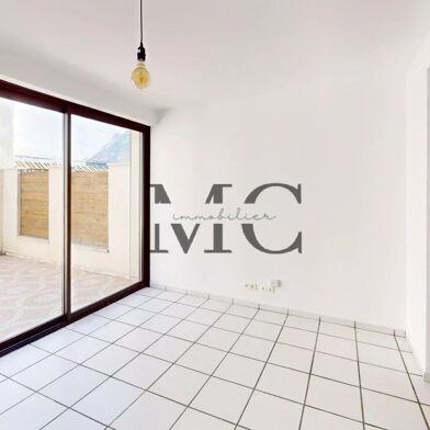 Appartement 3 pièces 932 €