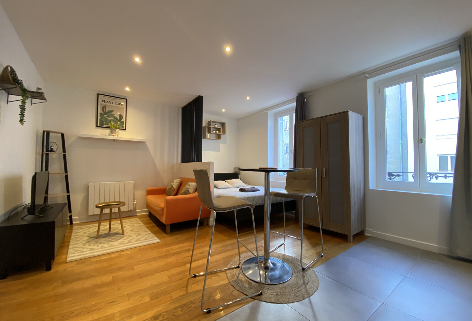 INVESTISSEMENT en EXCELLENT ÉTAT - MEUBLÉ et ÉQUIPÉ — photo 1