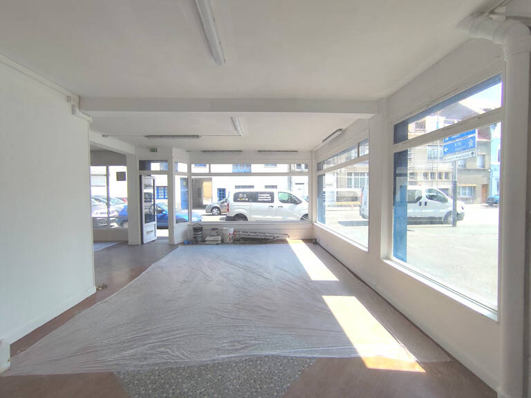Opportunité Stratégique : Local Commercial Lumineux sur Axe — photo 1