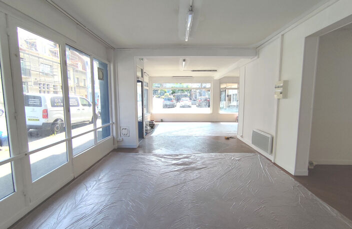 Opportunité Stratégique : Local Commercial Lumineux sur Axe — photo 2