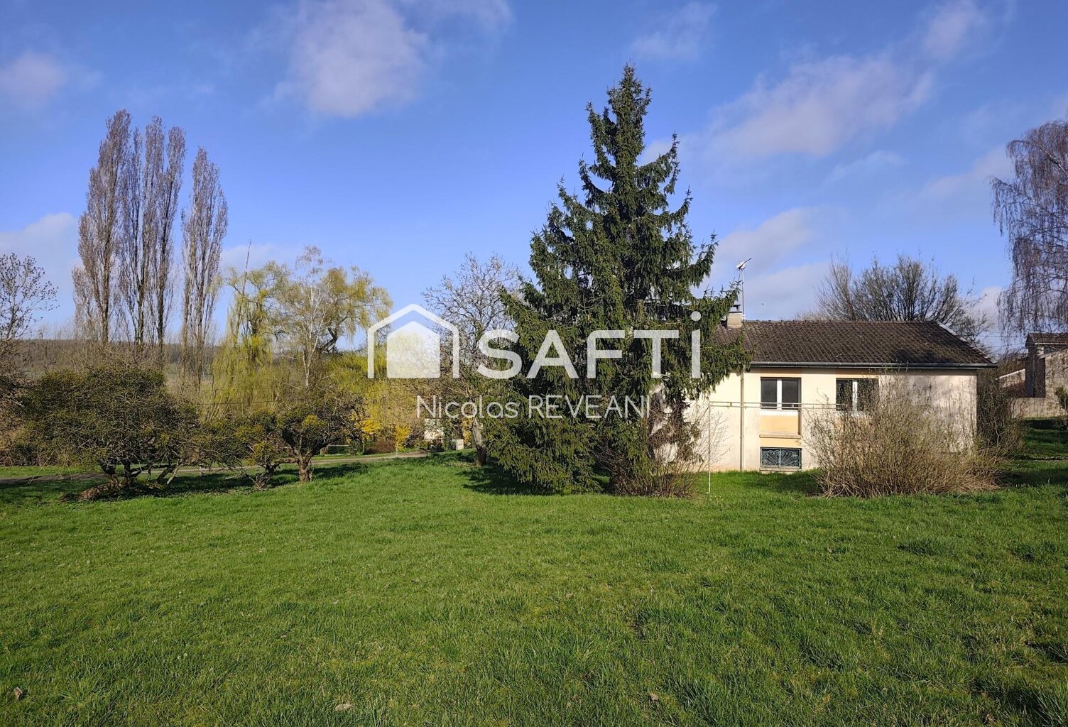 Maison de campagne avec verdure — photo 1