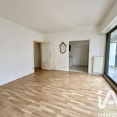 Appartement 3 pièces 883 €