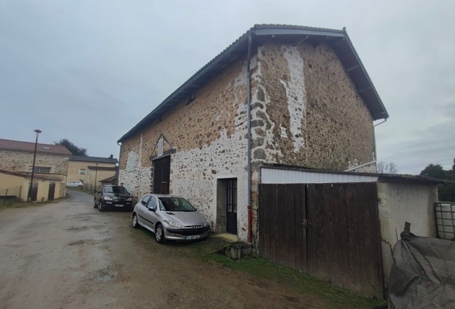 Grange et maison a rénover - fort potentiel -  COUZEIX — photo 1