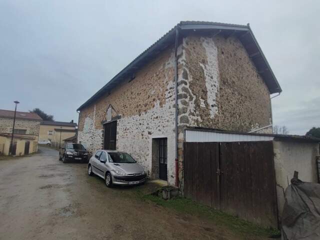 Grange et maison a rénover - fort potentiel -  COUZEIX — photo du bien