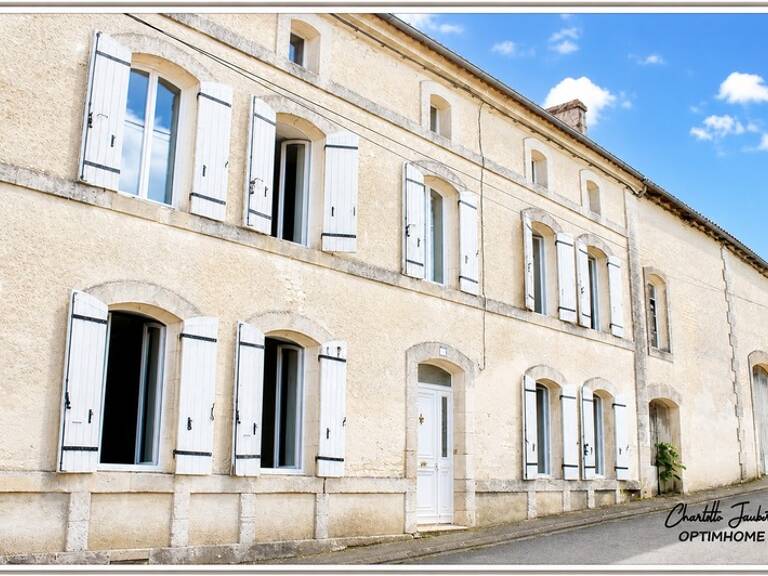 Maison à vendre 8 pièces Proche de MONTMOREAU SAINT CYBARD (16) — photo 1
