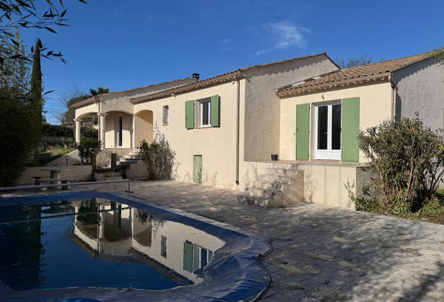 Belle maison de plain-pied avec piscine et dépendance sur terrain arboré de 1 400 m² – Secteur calme — photo 1