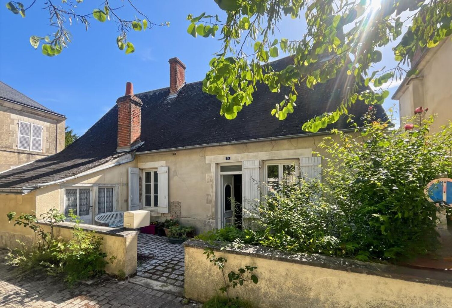 🏡 Bien à rénover à fort potentiel au cœur du centre historique de Chécy 45430 ✨ Dépendance, cave, combles aménageables, terrain arboré 🌳 Idéal projet de rénovation, résidence principale de caractère ou investissement patrimonial rare et recherché — photo 1