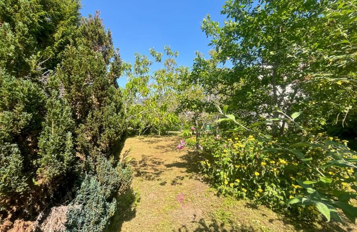 🏡 Bien à rénover à fort potentiel au cœur du centre historique de Chécy 45430 ✨ Dépendance, cave, combles aménageables, terrain arboré 🌳 Idéal projet de rénovation, résidence principale de caractère ou investissement patrimonial rare et recherché — photo 2