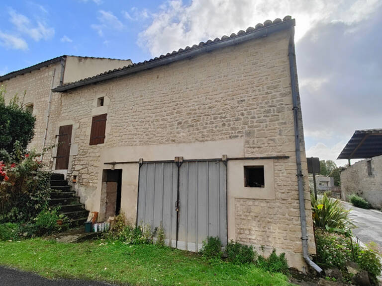 Garage avec pièce et grenier à vendre VOUHARTE (16) — photo 1