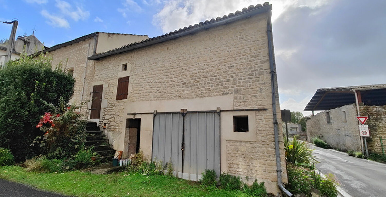 Garage avec pièce et grenier à vendre VOUHARTE (16) — photo 1
