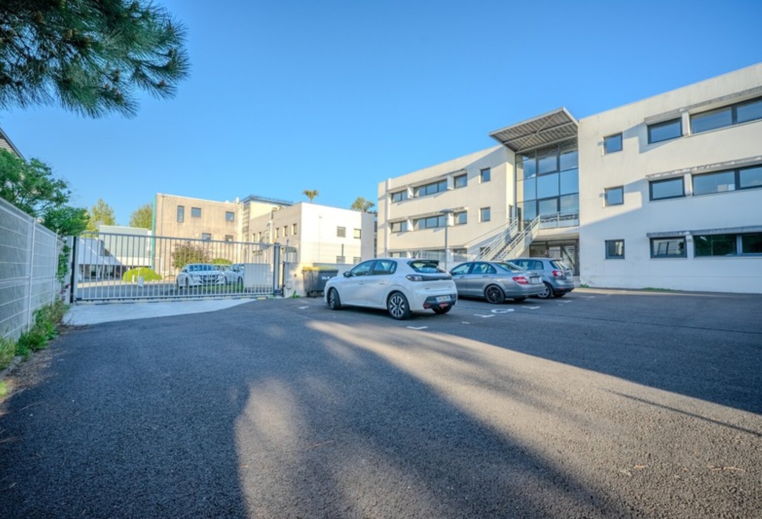Local/bureau à louer LA ROCHELLE- 4 places de parking privatives et sécurisées — photo 1