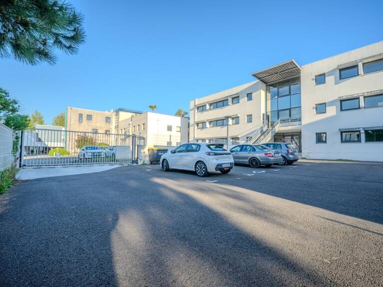 Local/bureau à louer LA ROCHELLE- 4 places de parking privatives et sécurisées — photo 1