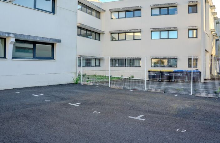 Local/bureau à louer LA ROCHELLE- 4 places de parking privatives et sécurisées — photo 2