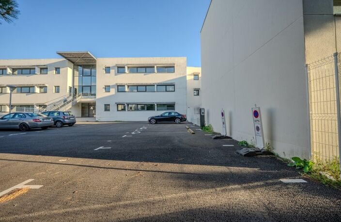 Local/bureau à louer LA ROCHELLE- 4 places de parking privatives et sécurisées — photo 4