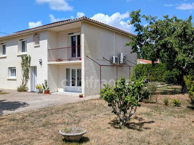 Maison à vendre GENSAC LA PALLUE avec ses 140 m² habitables et son jardin arboré — photo du bien
