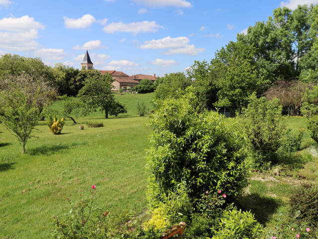 Jolie villa de 117 m² à fort potentiel avec un beau terrain arboré à CURCIAT DONGALON (01) — photo du bien