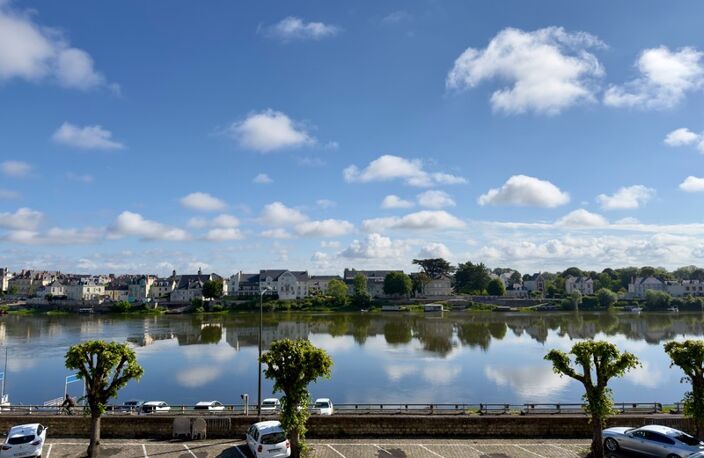 RARE SAUMUR CENTRE-VILLE, Appartement de 100m² face Loire dans un immeuble remarquable — photo 2