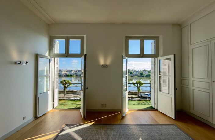 RARE SAUMUR CENTRE-VILLE, Appartement de 100m² face Loire dans un immeuble remarquable — photo 3