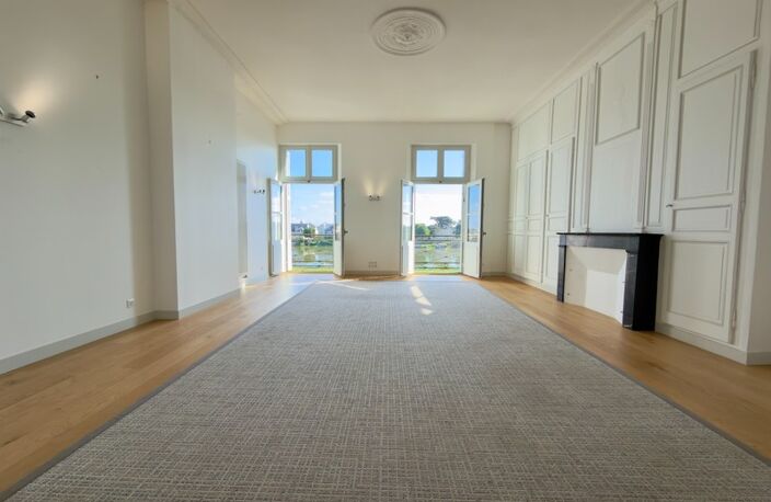 RARE SAUMUR CENTRE-VILLE, Appartement de 100m² face Loire dans un immeuble remarquable — photo 5