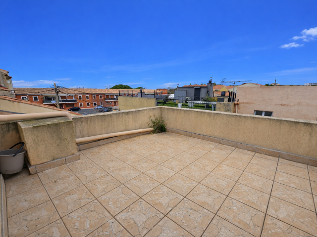 Maison de ville avec terrasse   Fort potentiel   Secteur cal — photo du bien