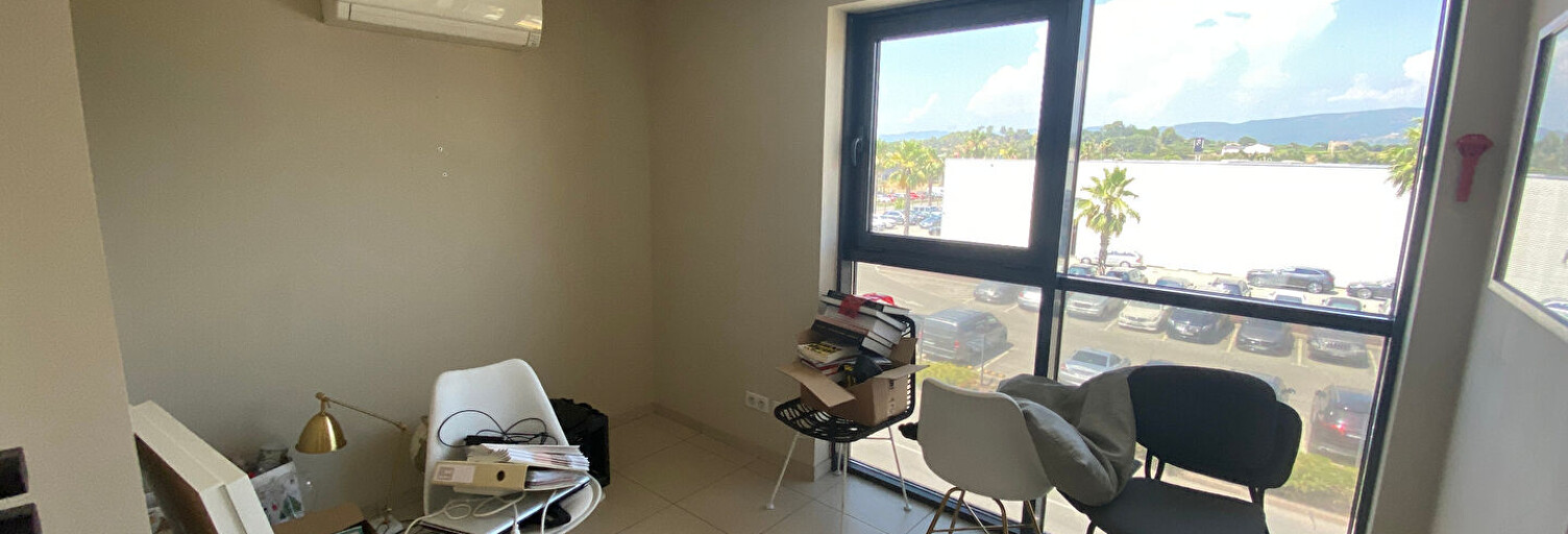 Bureau 6 Pièces 83 m² à louer à Roquebrune-sur-Argens (83520)