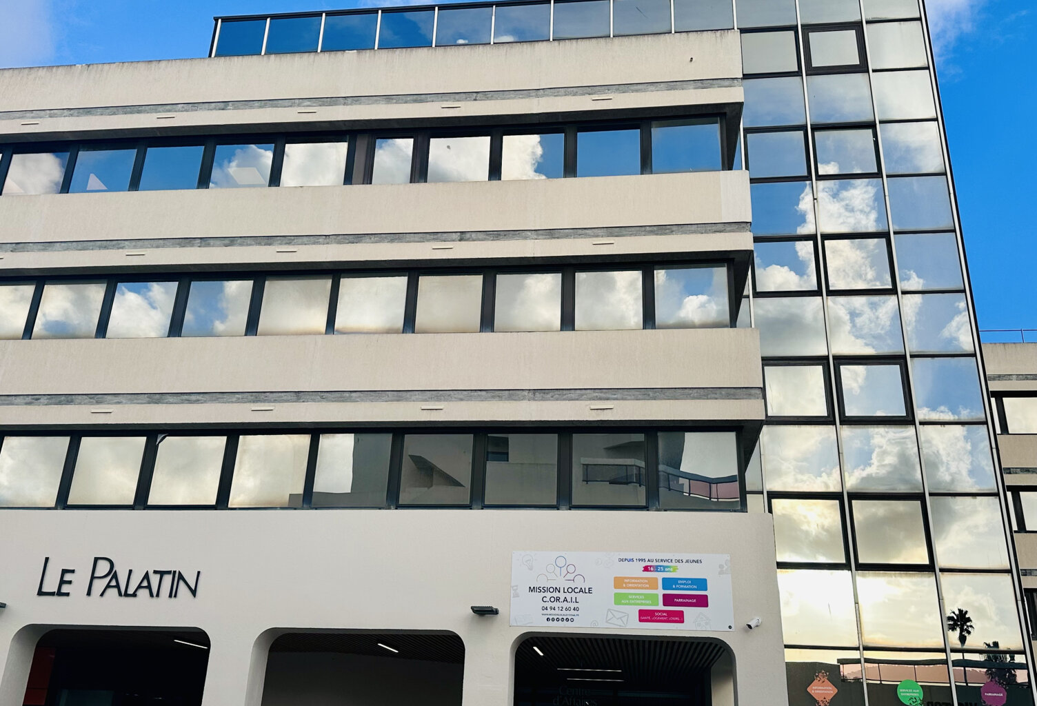 HYERES - SECTEUR MEDIATHEQUE - LOCAL PROFESSIONNEL 99m2 LOUE — photo 1