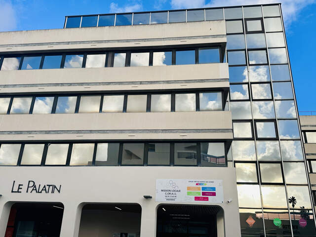 HYERES - SECTEUR MEDIATHEQUE - LOCAL PROFESSIONNEL 99m2 LOUE — photo du bien