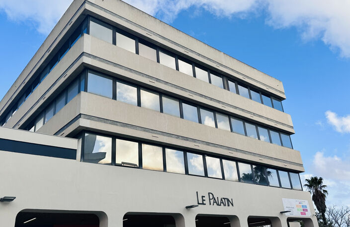 HYERES - SECTEUR MEDIATHEQUE - LOCAL PROFESSIONNEL 99m2 LOUE — photo 3
