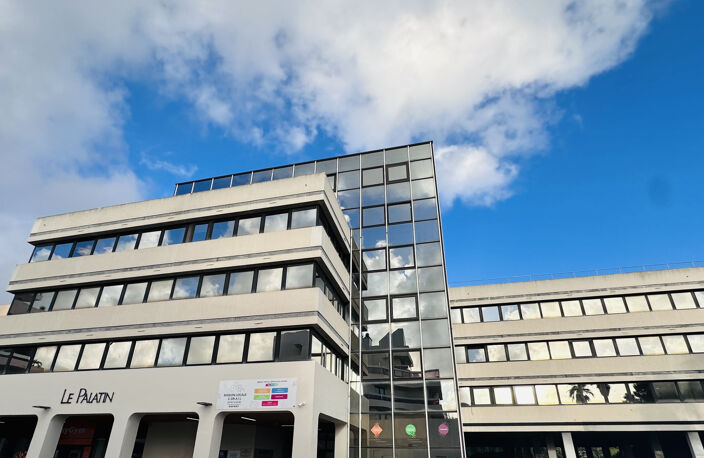 HYERES - SECTEUR MEDIATHEQUE - LOCAL PROFESSIONNEL 99m2 LOUE — photo 4