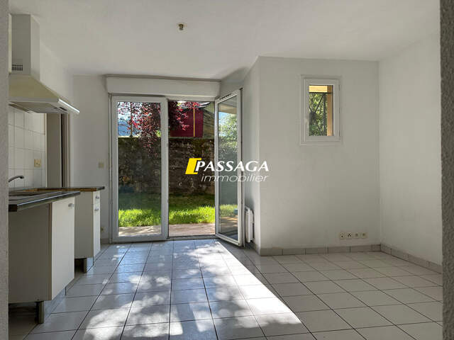 A VENDRE - Appartement de type 2 - 35.26 m² avec jardin privatif et parking - SAINT GENIEZ D'OLT ET D'AUBRAC — photo du bien