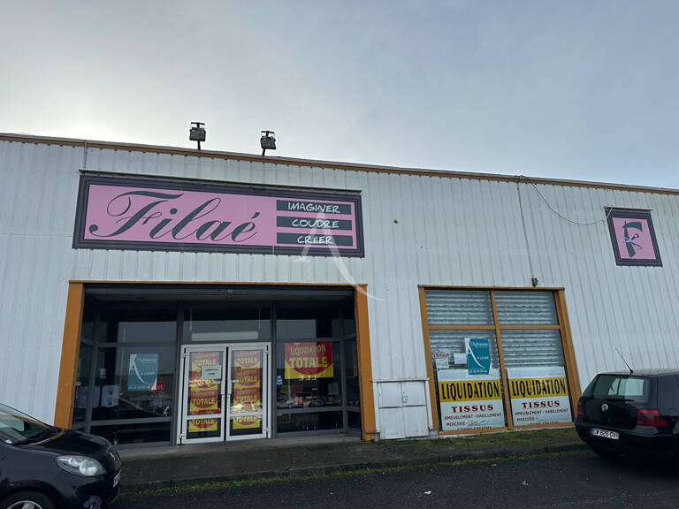 À LOUER,  LOCAL COMMERCIAL 666 m²  ZONE COMMERCIALE DES 4 ÂNES  Rochefort — photo 1