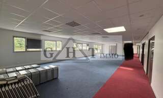 Commerce  1280 m² à louer à Buc (78530)