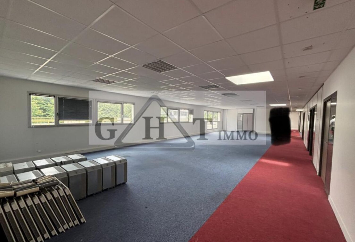 À LOUER : LOCAUX D’ACTIVITÉS 1280 m2 - BUC — photo 1