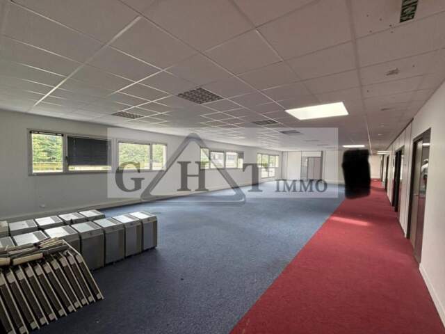 À LOUER : LOCAUX D’ACTIVITÉS 1280 m2 - BUC — photo du bien