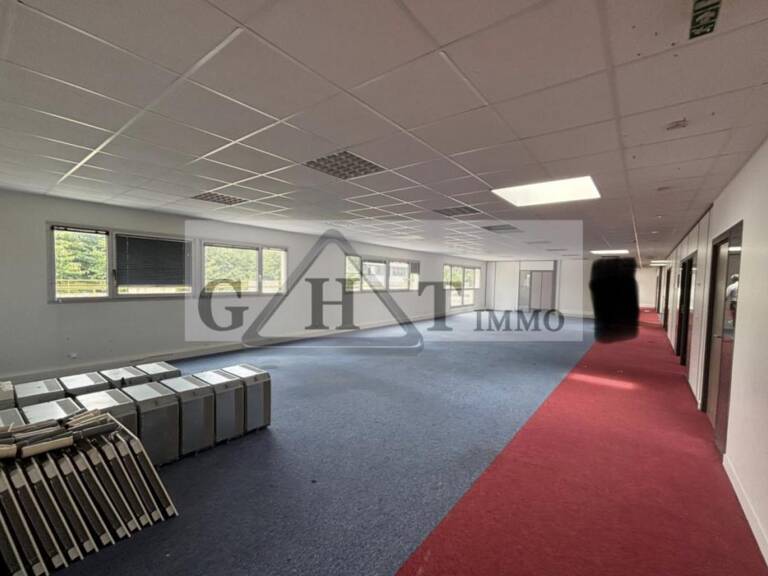 À LOUER : LOCAUX D’ACTIVITÉS 1280 m2 - BUC — photo 1