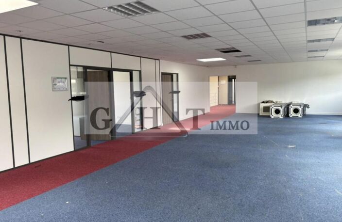 À LOUER : LOCAUX D’ACTIVITÉS 1280 m2 - BUC — photo 2