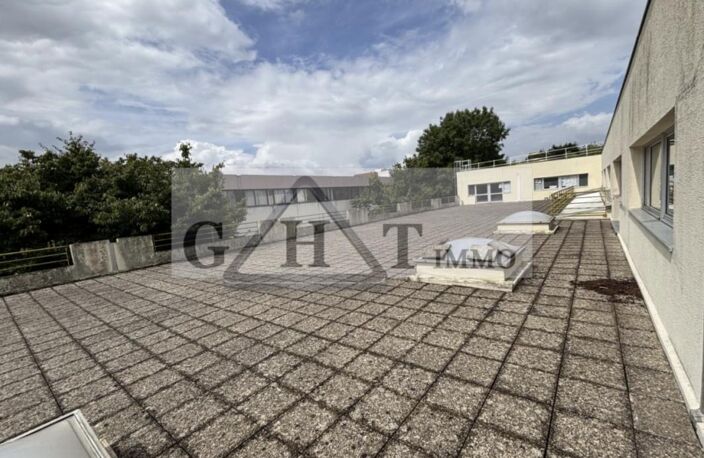 À LOUER : LOCAUX D’ACTIVITÉS 1280 m2 - BUC — photo 3