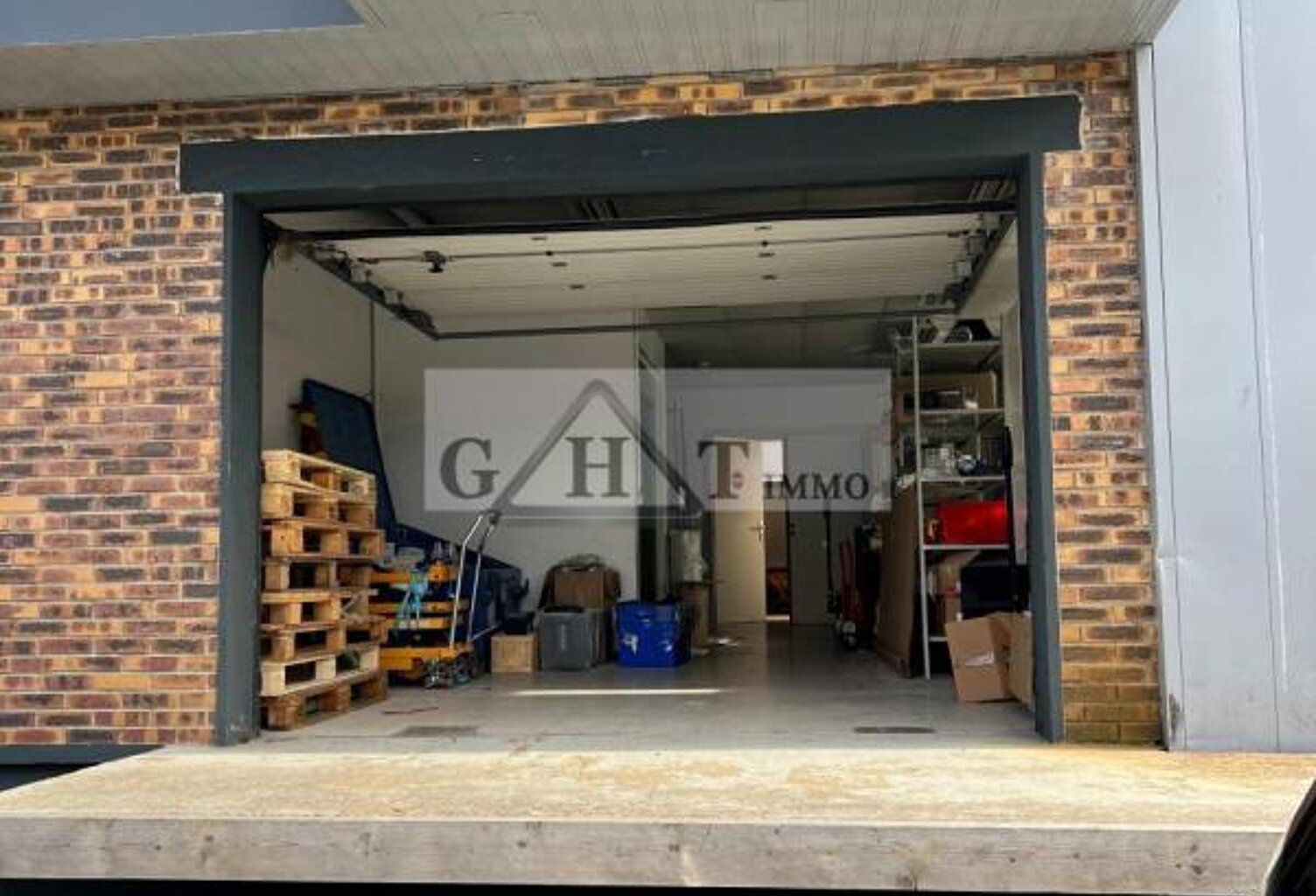ENTREPOT BUREAU 350M² A LOUER AUX ULIS — photo 1