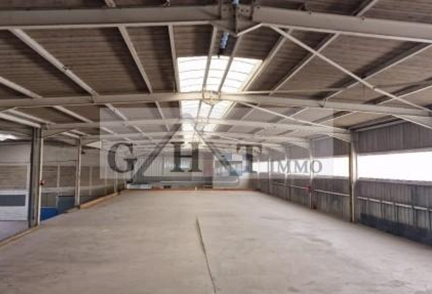 2200 M² ENTREPOT BUREAUX  A VENDRE — photo 1