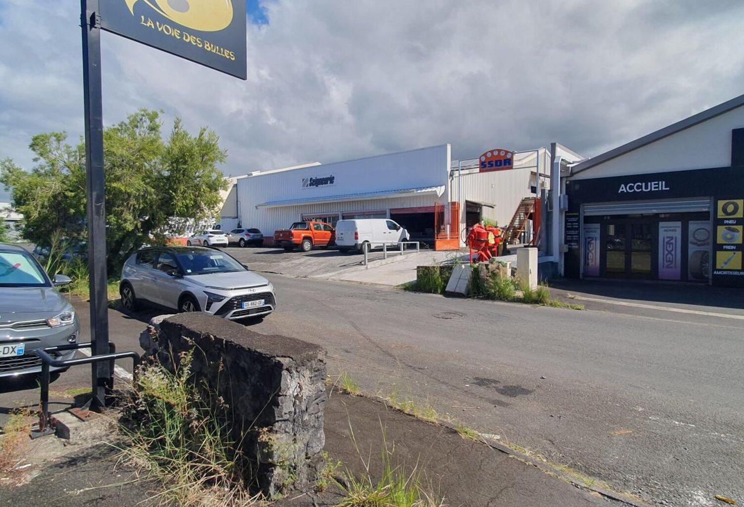 A LOUER ENTREPOT DE  646M² ZONE DE LA COCOTERAIE SAINT ANDRE — photo 1
