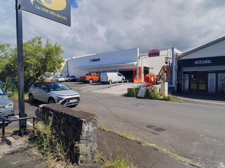 A LOUER ENTREPOT DE  646M² ZONE DE LA COCOTERAIE SAINT ANDRE — photo 1