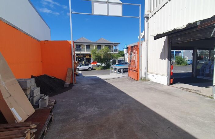 A LOUER ENTREPOT DE  646M² ZONE DE LA COCOTERAIE SAINT ANDRE — photo 4