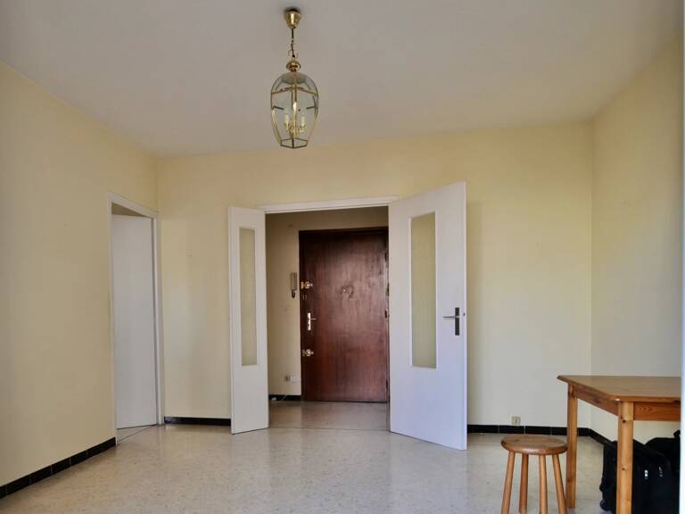 Grand F2 avec balcon idéalement placé — photo 1