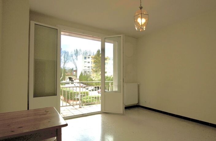 Grand F2 avec balcon idéalement placé — photo 2