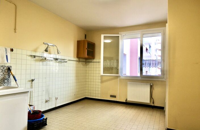Grand F2 avec balcon idéalement placé — photo 4